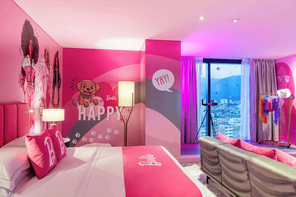 Studio Suite, 1 King Bed, Corner (Barbie Themed) photo 3