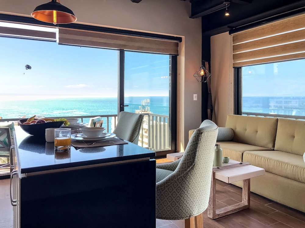 1 Bed 1 Bath Ocean Front Corner Suite