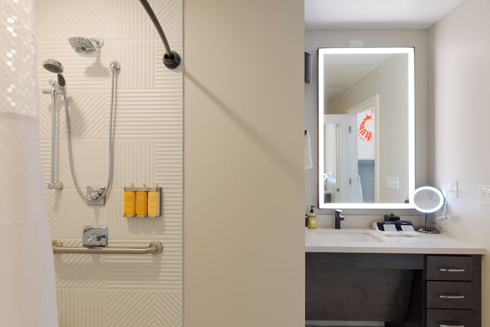 City Suite, 1 Queen Bed, Kitchen, City View (#M304) photo 3