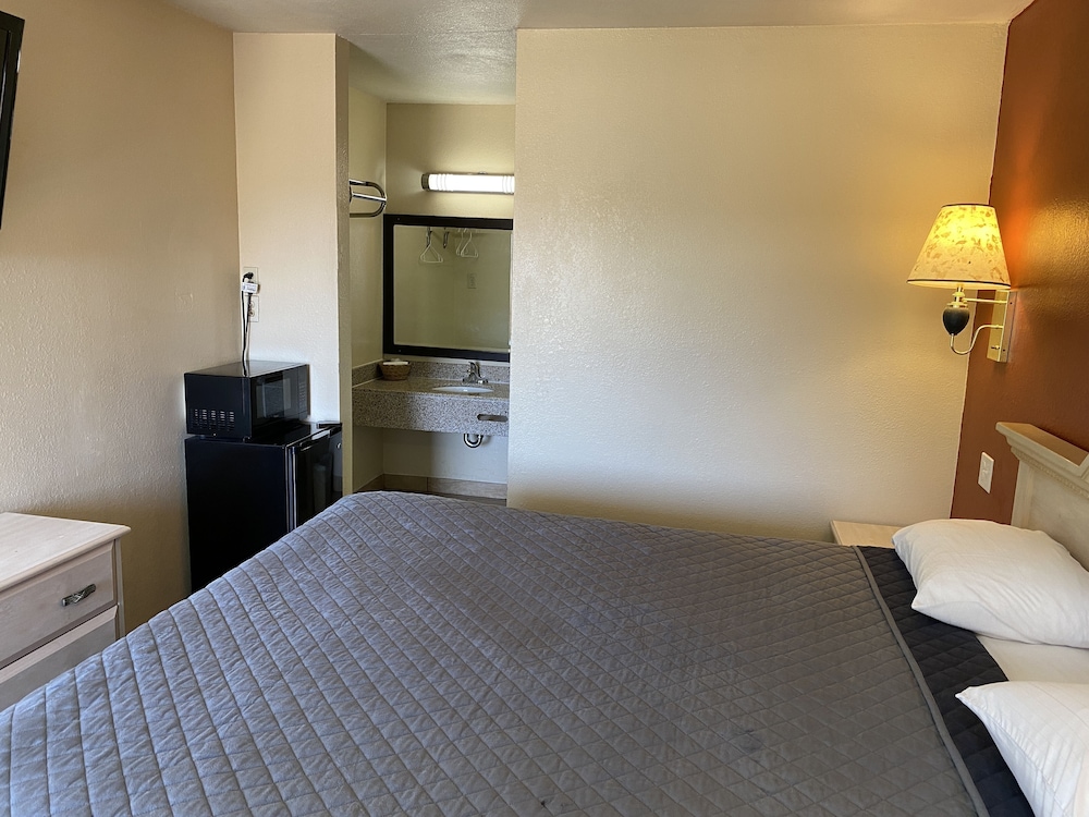 Standard Room, 1 King Bed photo 1