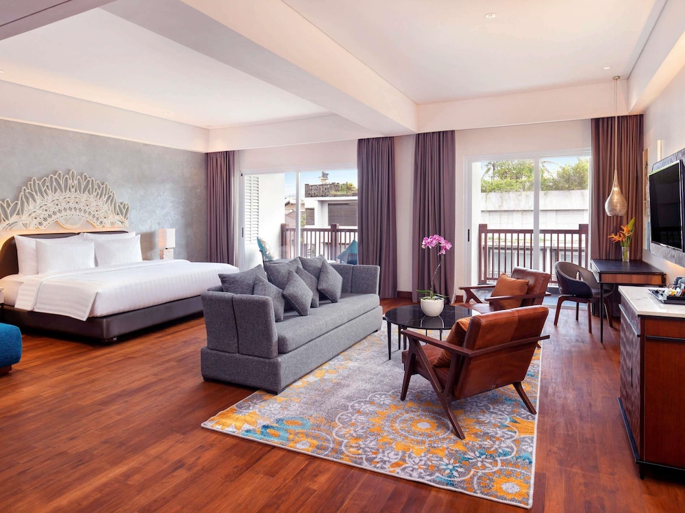 Junior Suite, 1 King Bed with Sofa bed - Photo 1