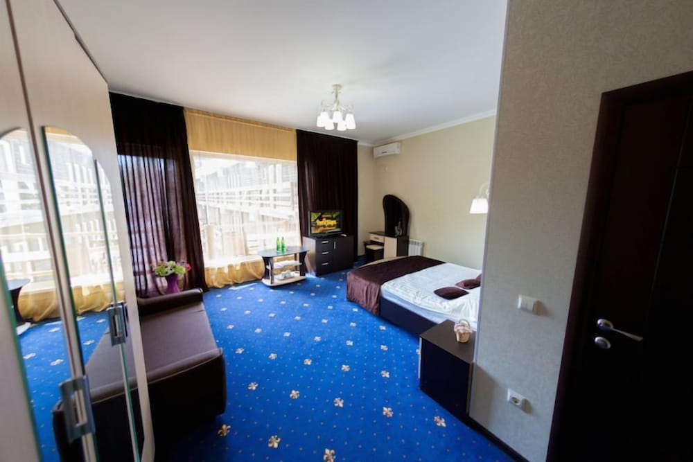 Standard Apartment, 1 King Bed With Sofa Bed, Pool View photo 2