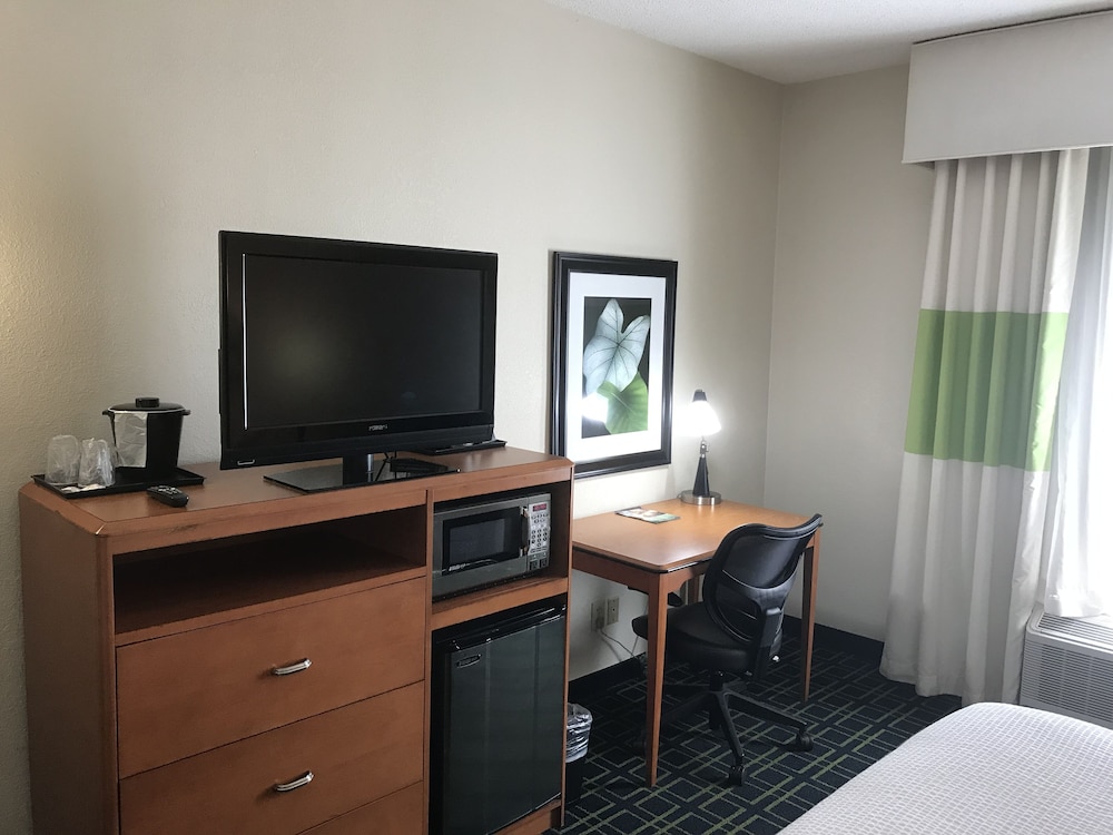 Standard Room, 1 Queen Bed, Non Smoking, Refrigerator & Microwave photo 3