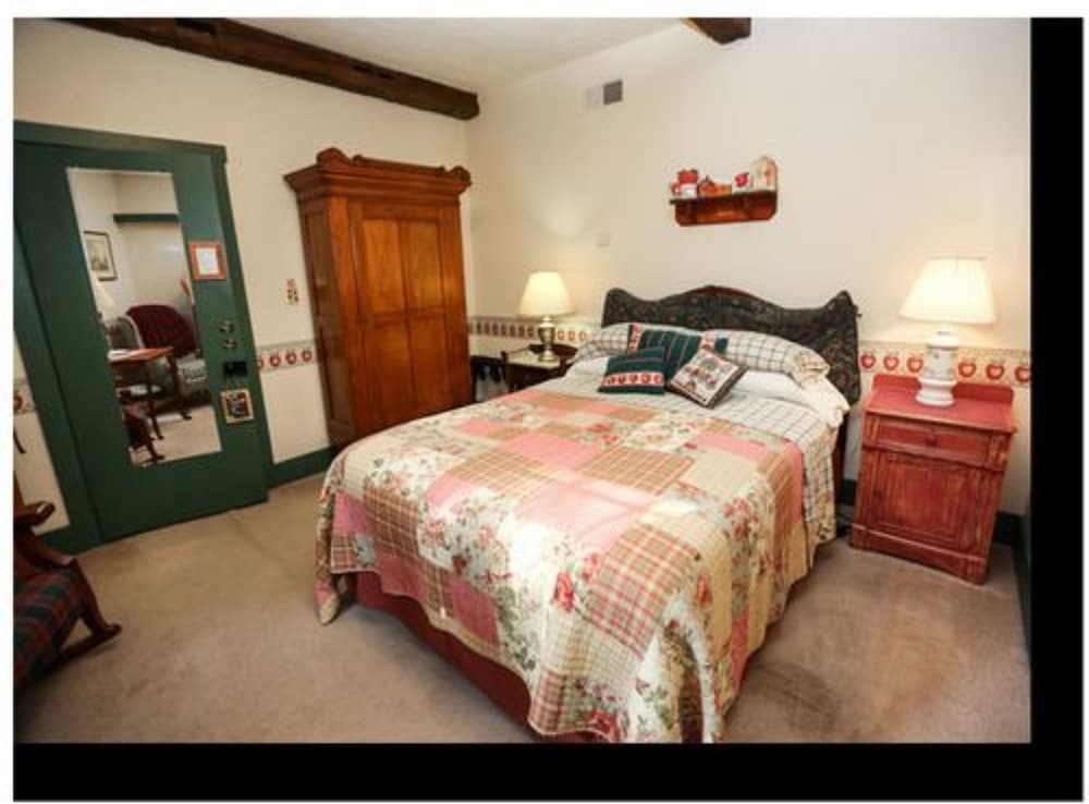 Room, Private Bathroom (Apple Orchard Queen Room)