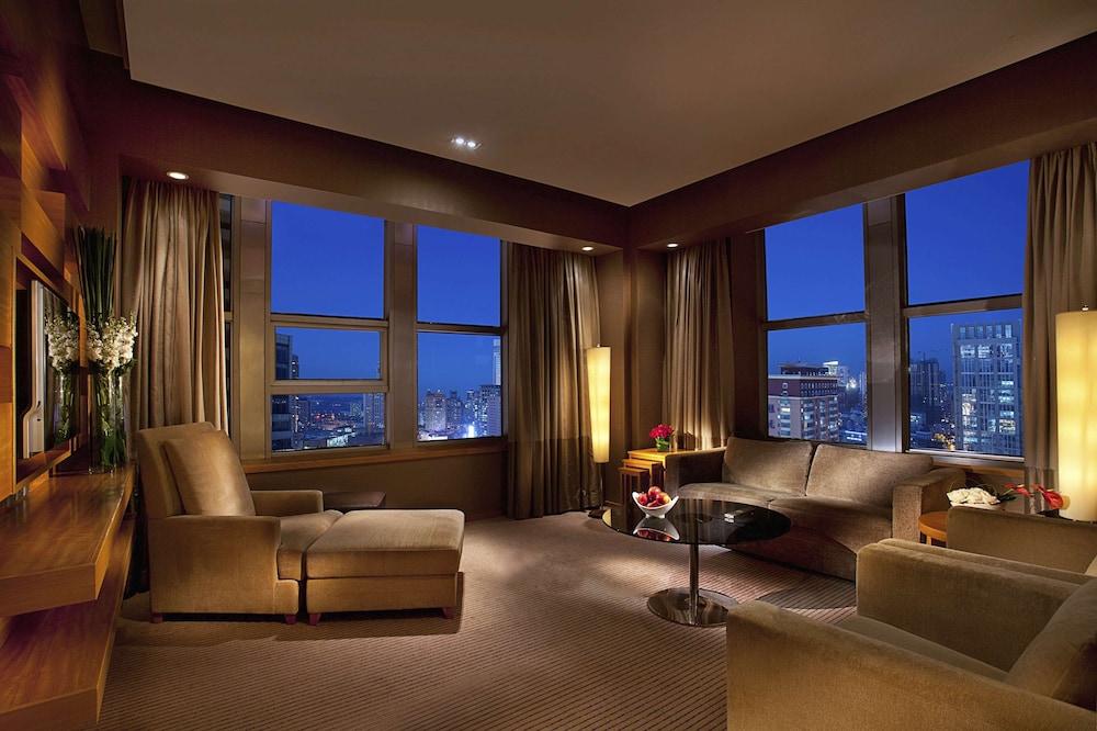 Executive Suite, 1 King Bed, City View (Deluxe Suite)
