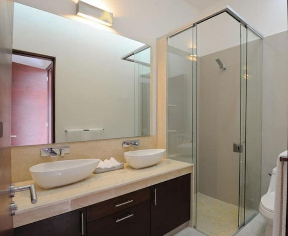 Romantic Condo, 2 Bedrooms, Kitchen, Beachside photo 2
