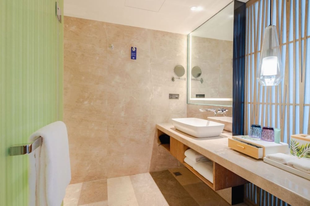 Premium Room, Multiple Beds, Sea View - Photo 5