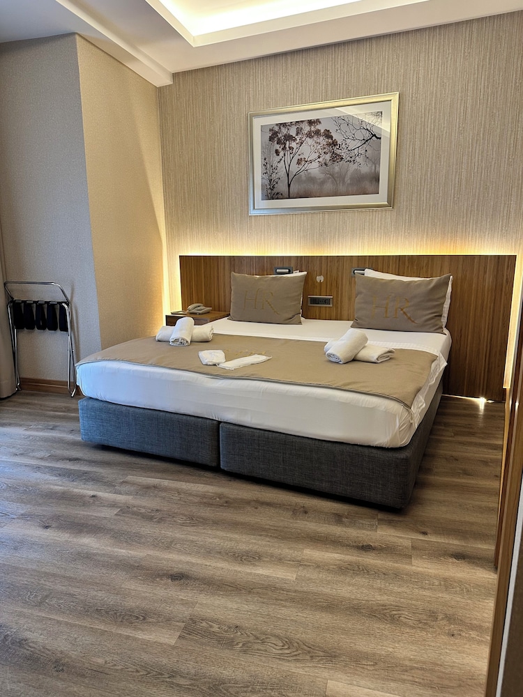 Panoramic Double Room, 1 Queen Bed, Partial Sea View photo 2