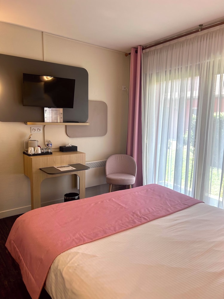 Standard Room, 1 Queen Bed, Non Smoking, Terrace - Photo 4
