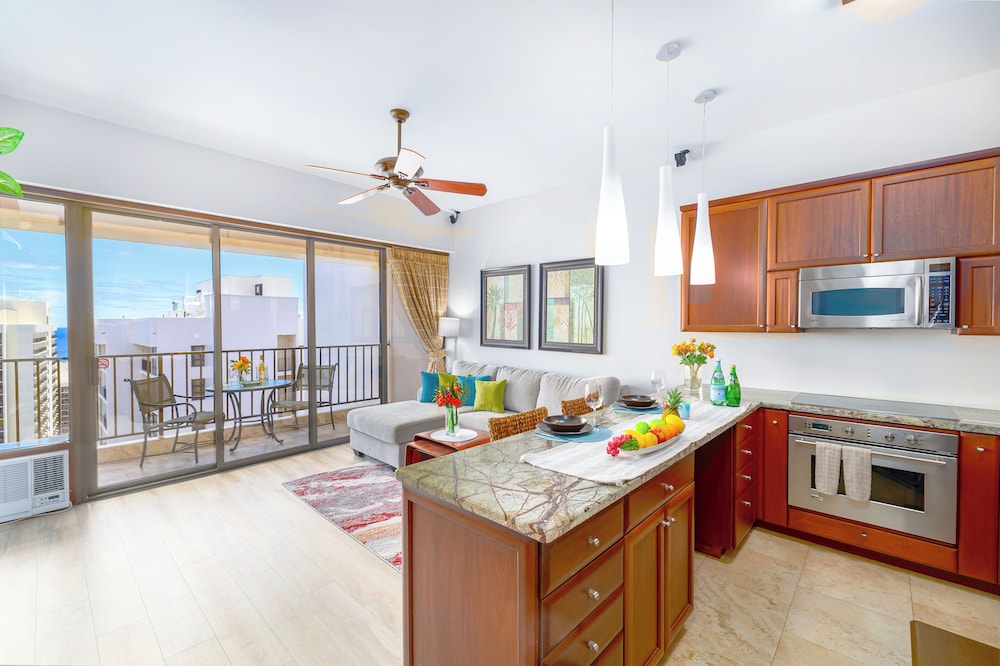 Premium Remodeled Condo with Ocean View and Parking: Premium Suite, 1 King Bed, Balcony, Ocean View (0031) photo