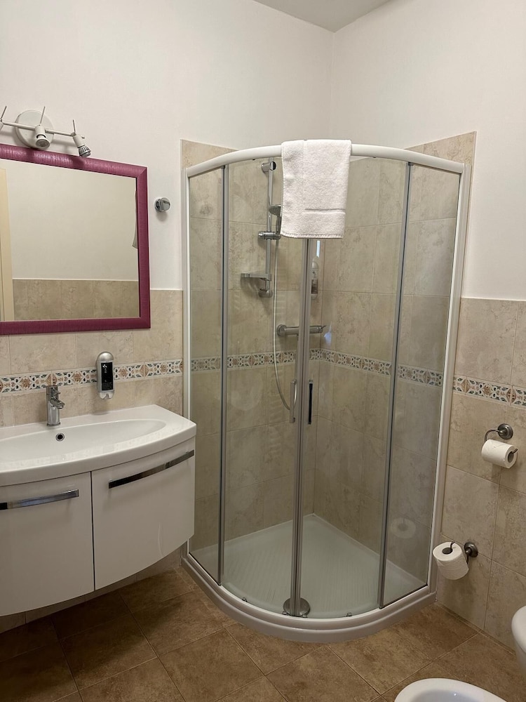 Deluxe Double Room, River View thumbnail 5