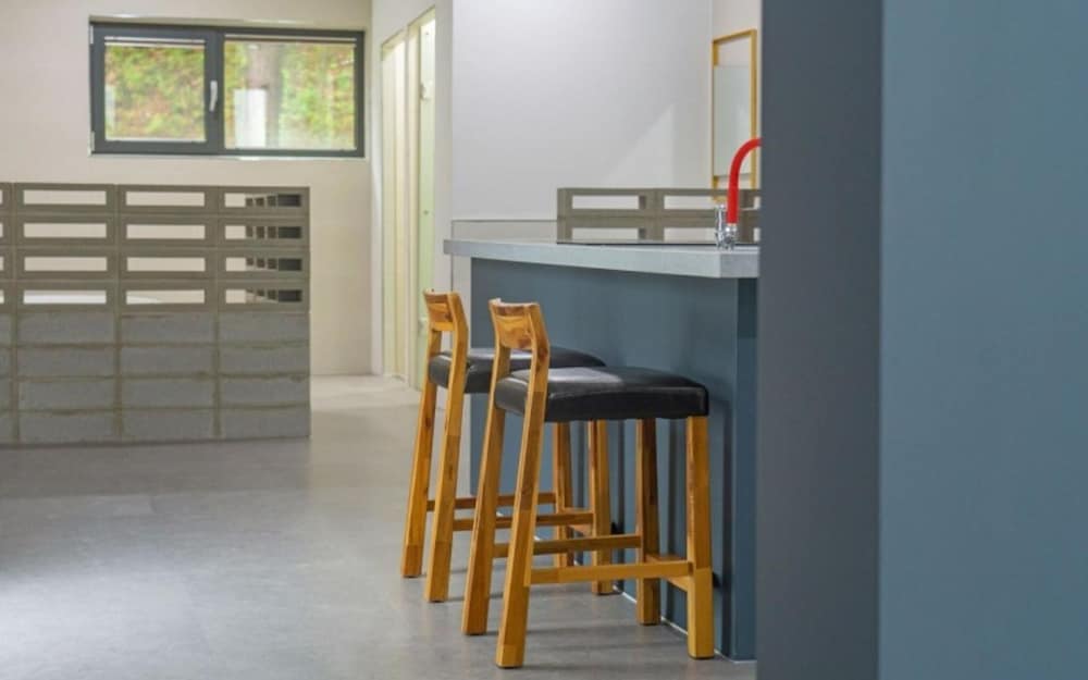 Room (Room 201)