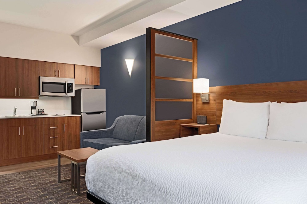 Room, Kitchenette (1 Queen Bed, 1-Person Sofabed) - Photo 5