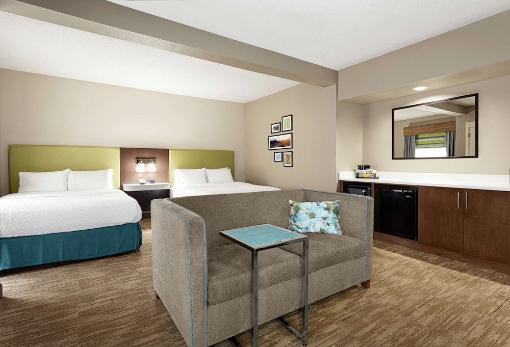 Room, 2 Queen Beds, Accessible, Bathtub - Photo 2