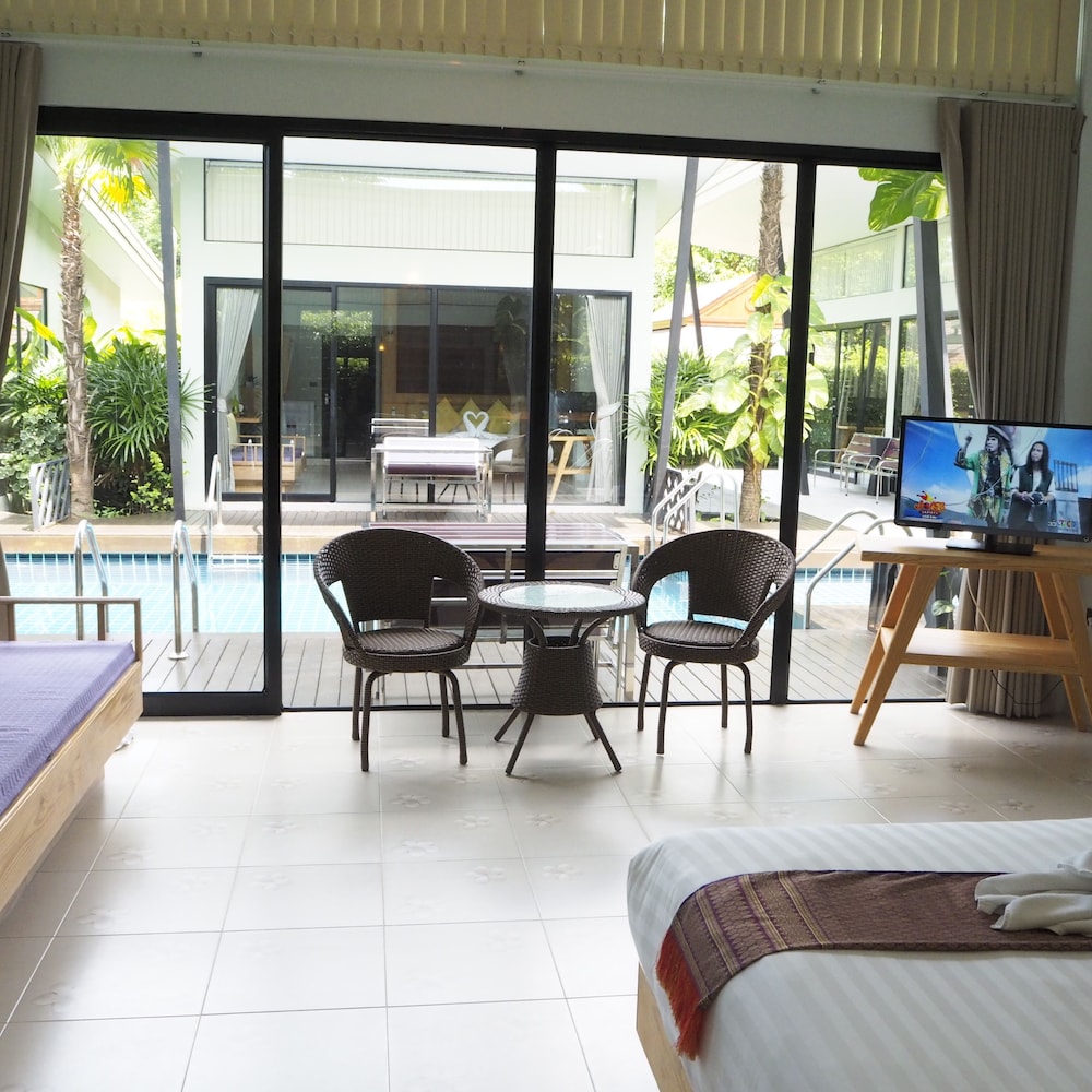 Superior Pool Access photo 3