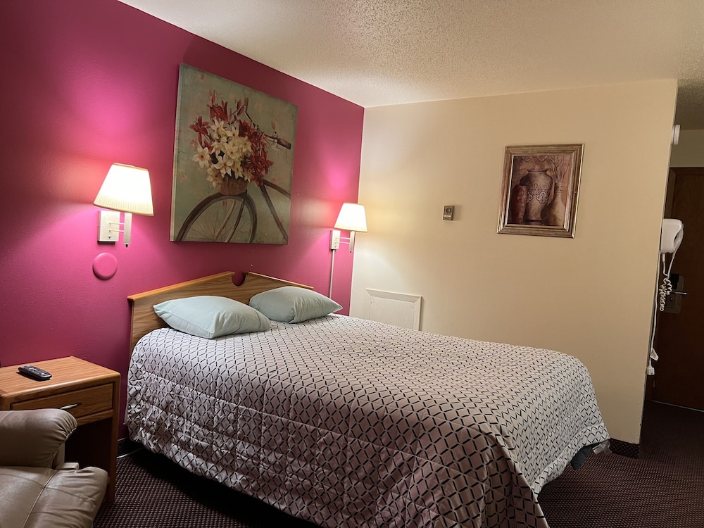 1 Queen Bed photo 3