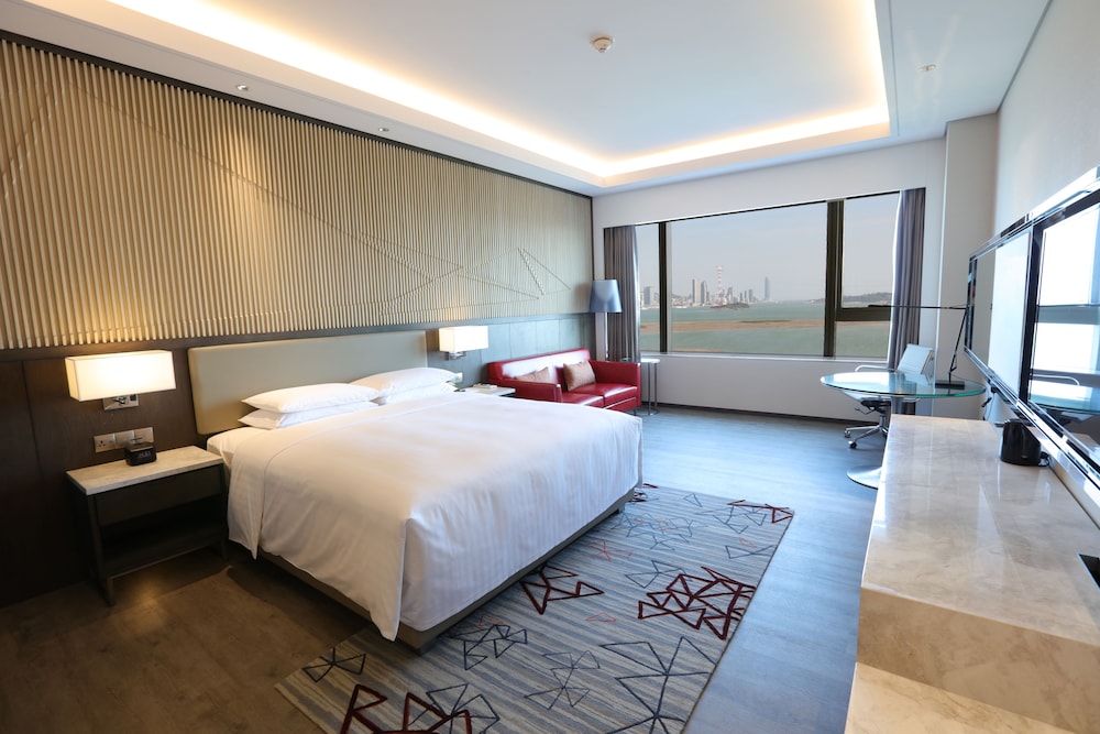 Room, 1 King Bed, Smoking, Harbor View - Photo 3