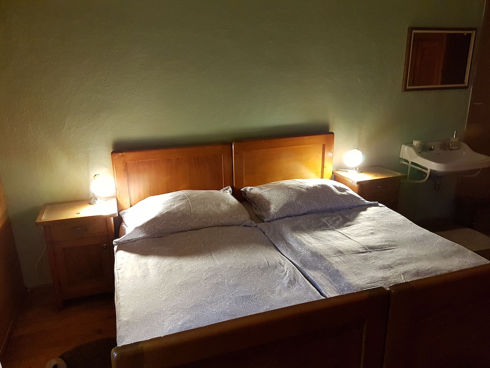 Traditional Single Room, 1 Twin Bed, Shared Bathroom, Garden View photo 2