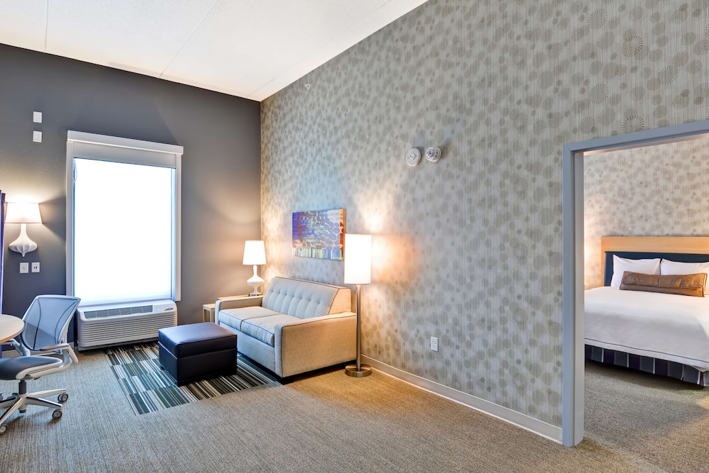 Suite, 1 King Bed, Accessible, Bathtub