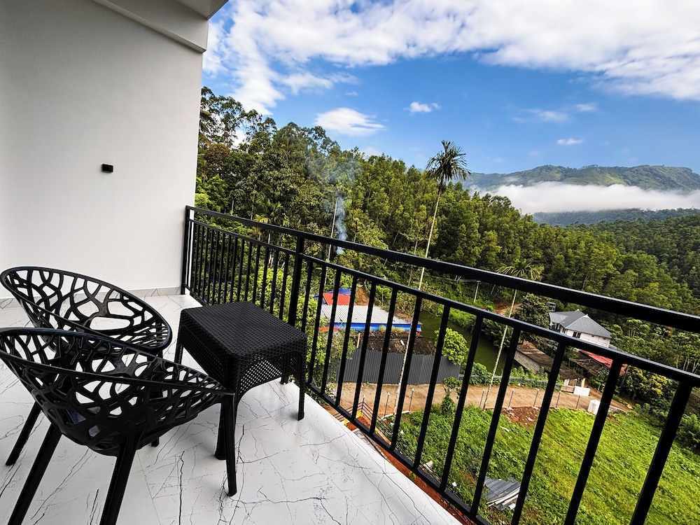 Deluxe Double or Twin Room, Balcony, Mountain View photo 2