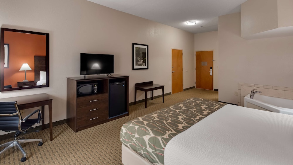 Standard Room, 1 King Bed, Non Smoking, Jetted Tub photo 2