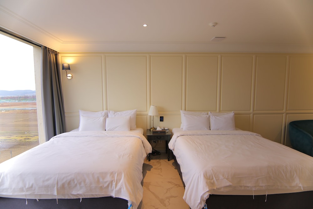 Royal Suite (Private pool fee per night required on spot) - Photo 1