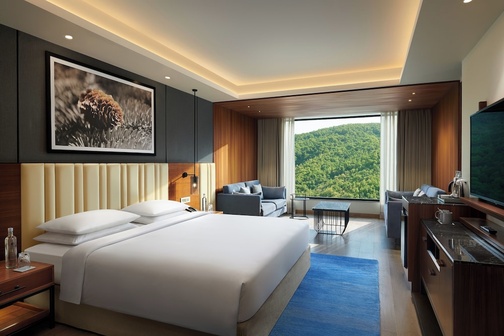 Deluxe Room, 1 King Bed (Club Access) - Photo 4