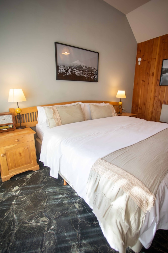Standard Room, 1 King Bed, Lake View photo 3