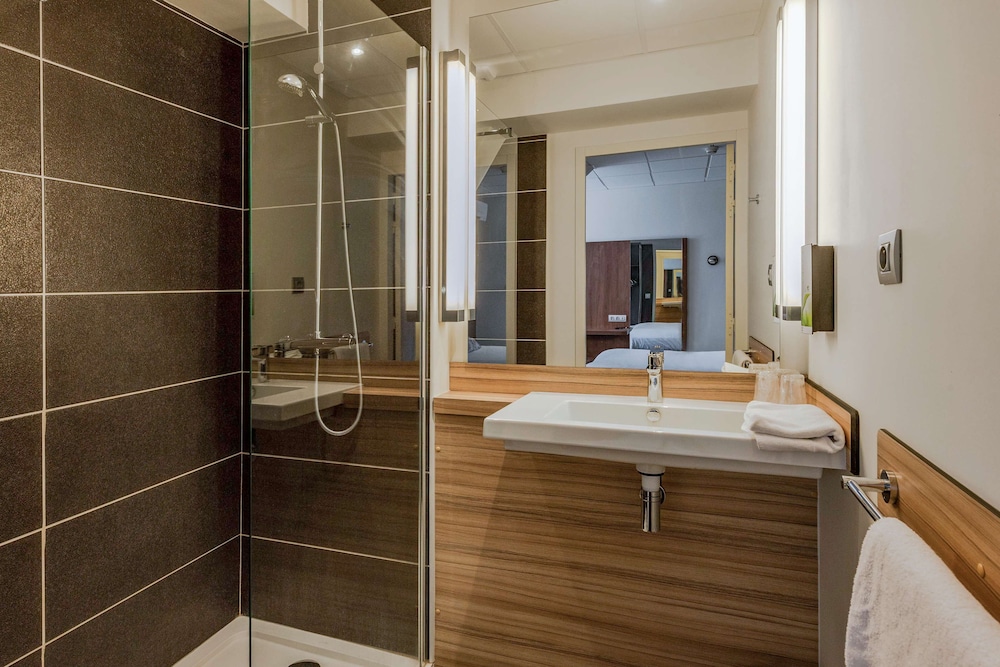 Standard Room, Multiple Beds - Photo 12