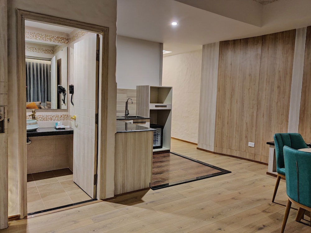 Executive Room - Photo 18