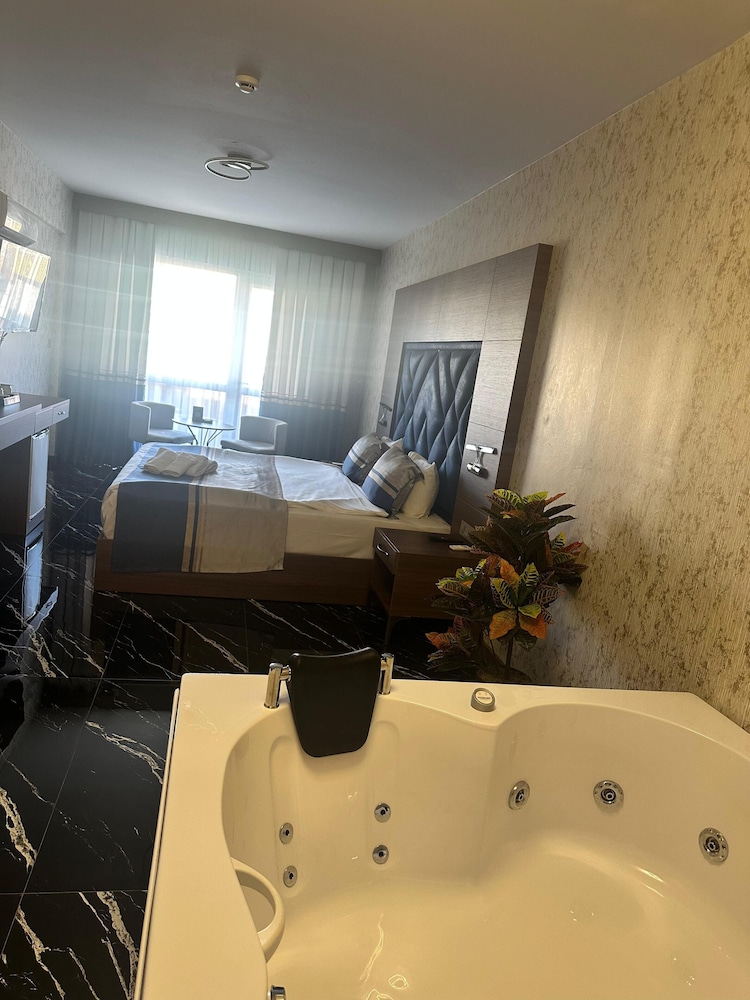 Standard Double Room Single Use, 1 Queen Bed photo 3