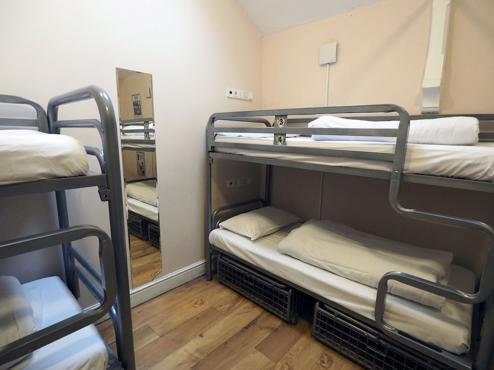 Private 6 Bed Dorm with Shared Bathroom photo 3