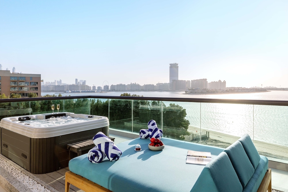 Grand Luxury Suite Sea View with Open Jacuzzi and Club Lounge Access thumbnail 6