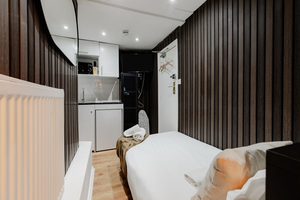 Single Room, Private Bathroom