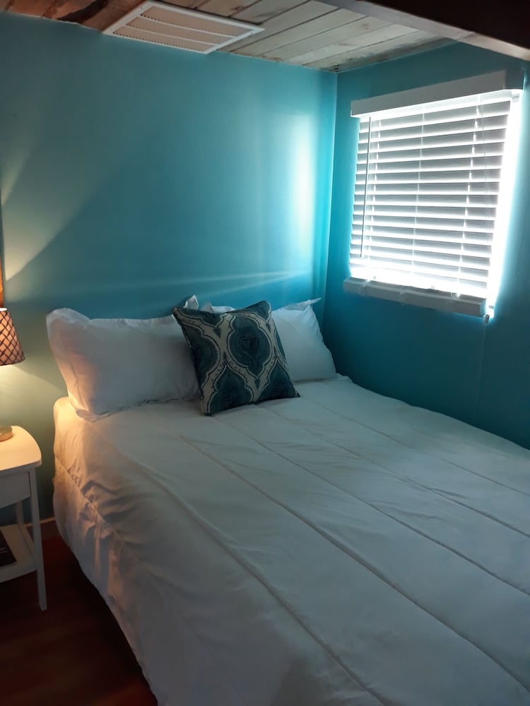 Captain's Quarters: Quaint Bungalow, 1 Bedroom, Kitchen, Marina View photo 3