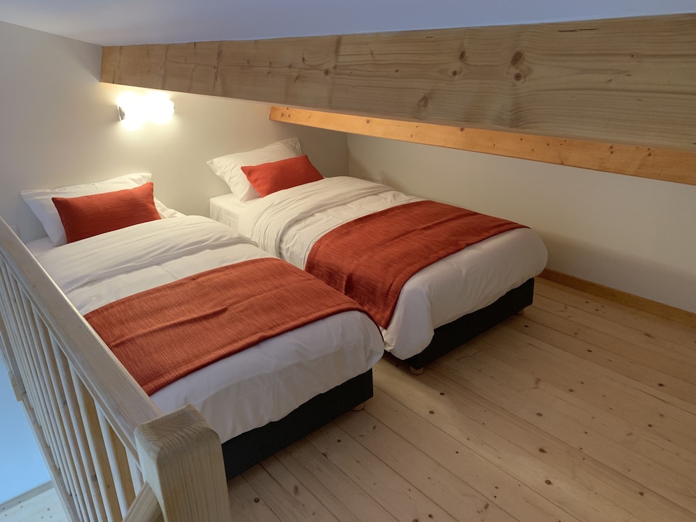 Quadruple Room, 1 Queen Bed and 2 Single Beds