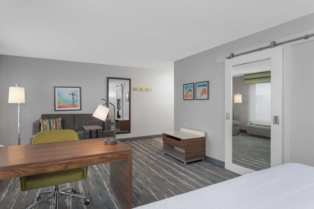 Suite, 1 King Bed, Non Smoking - Photo 2