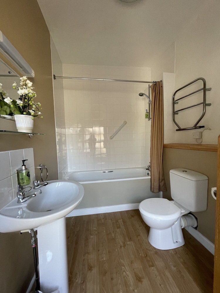 Double Room, Ensuite - Photo 10