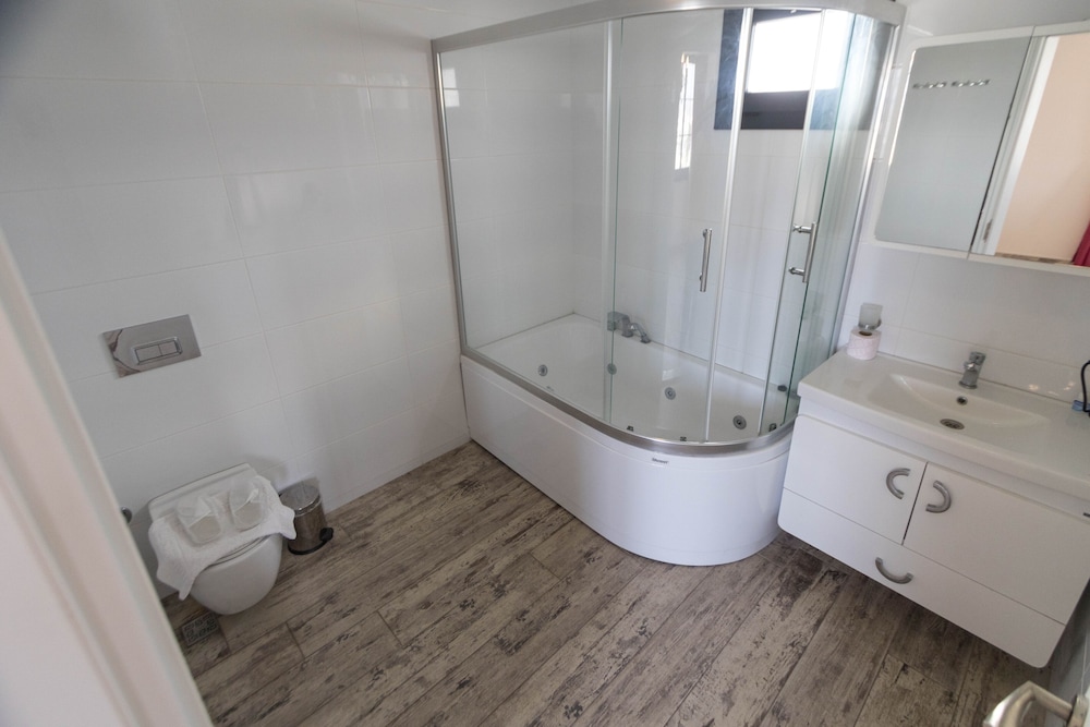Superior Studio Suite, 1 King Bed, Sea View photo 3