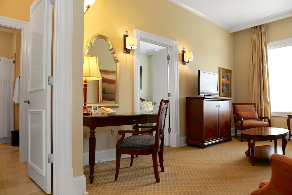 Suite, 1 King Bed, Non Smoking photo 1