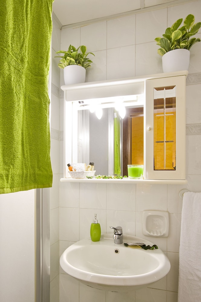 Double Room Single Use thumbnail 5