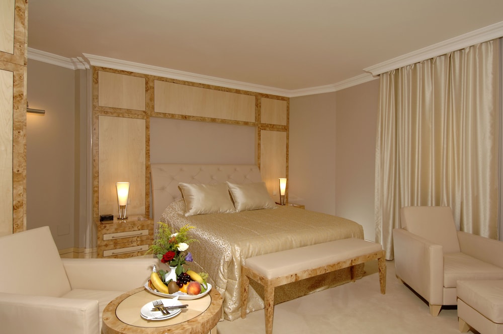 Corner Deluxe Room - Photo 3