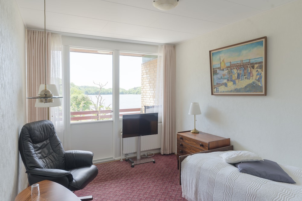 Single room with balcony and lake view (B) in the Lake Annex