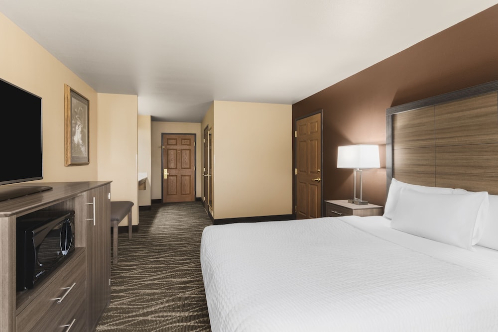 Standard Room, 1 Queen Bed, Accessible photo 2