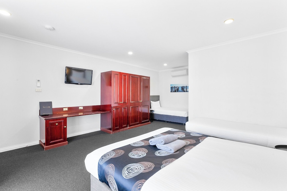 Superior Room, Multiple Beds, Non Smoking (Larger Room) photo 2