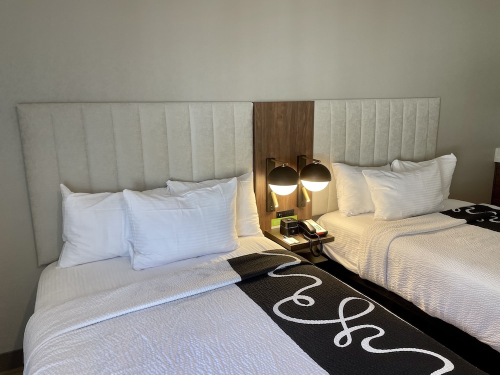 Room, 2 Double Beds - Photo 9