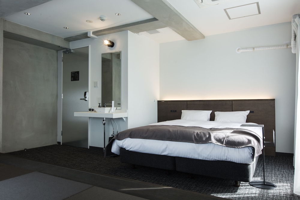 Superior Double Room, Shared Bathroom thumbnail 5