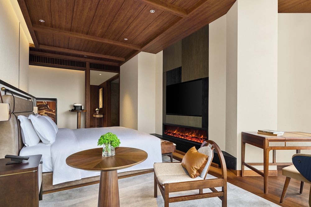 Premium Room, 1 King Bed (Ski Concierge)
