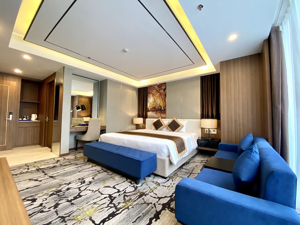 Premier Room, 1 King Bed photo 1