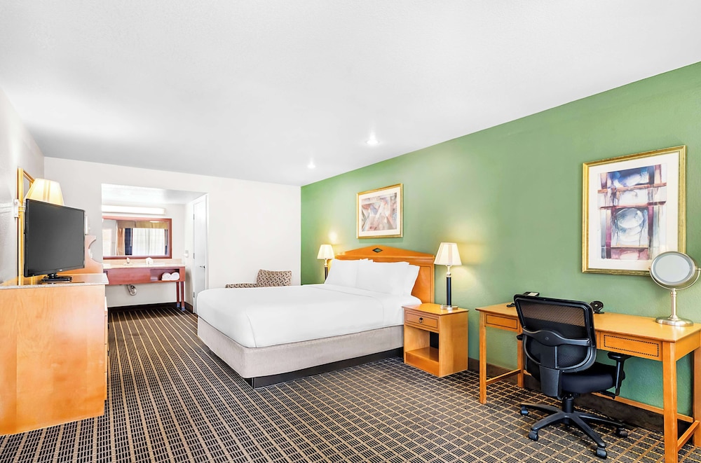Standard Room, 1 King Bed, Non Smoking, Refrigerator & Microwave - Photo 3